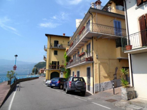 Гостиница Bright stylish facing the lake Large terrace with magnificent views  Мароне